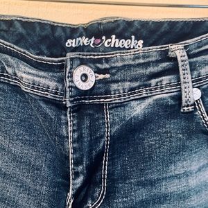 Sweet cheeks. Low rise faded jeans. 29 inseam